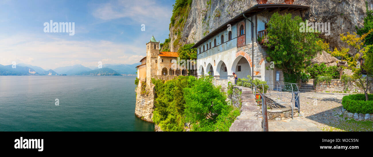Pintoresca Ermita de Santa Caterina del Sasso, Lago Maggiore, Piamonte, Italia Foto de stock