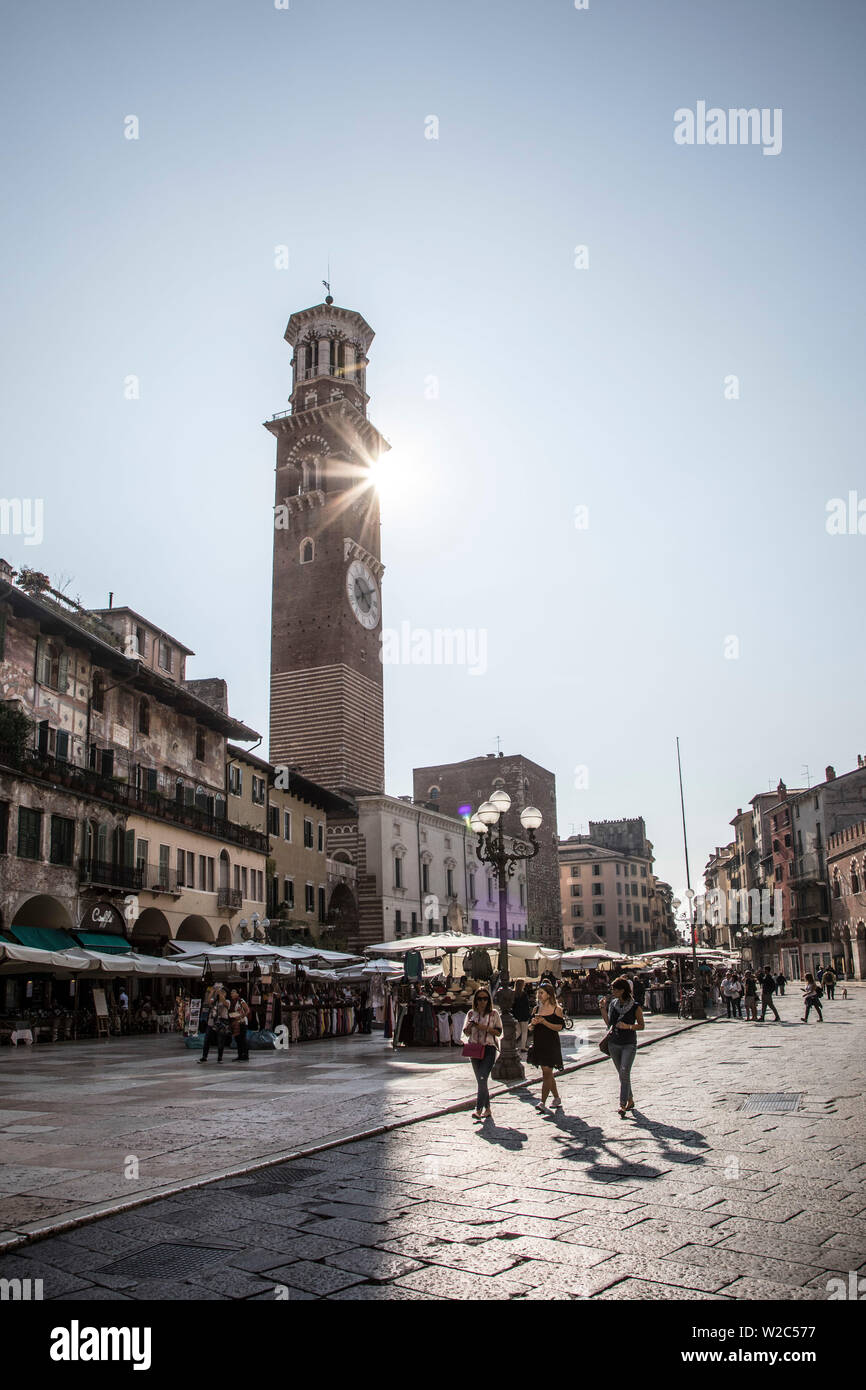 La Piazza delle Erbe & Torre di Lamberti, Verona, Véneto, Italia Foto de stock