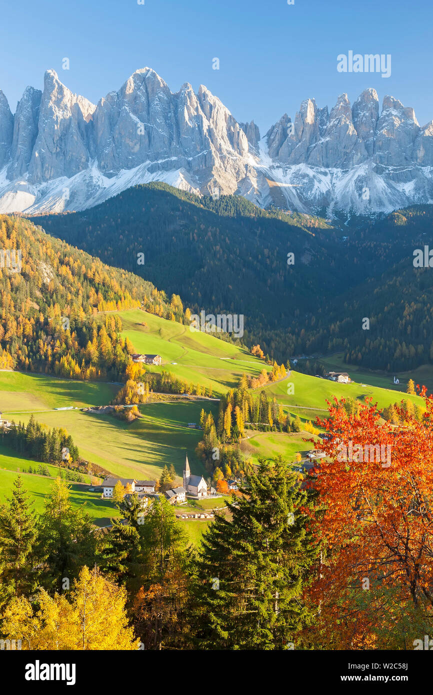 Otoño, Santa Magdalena village, Geisler Spitzen (3060m), Val di Funes, dolomitas, montañas, Trentino-Alto Adigio, Tirol del Sur, Italia Foto de stock