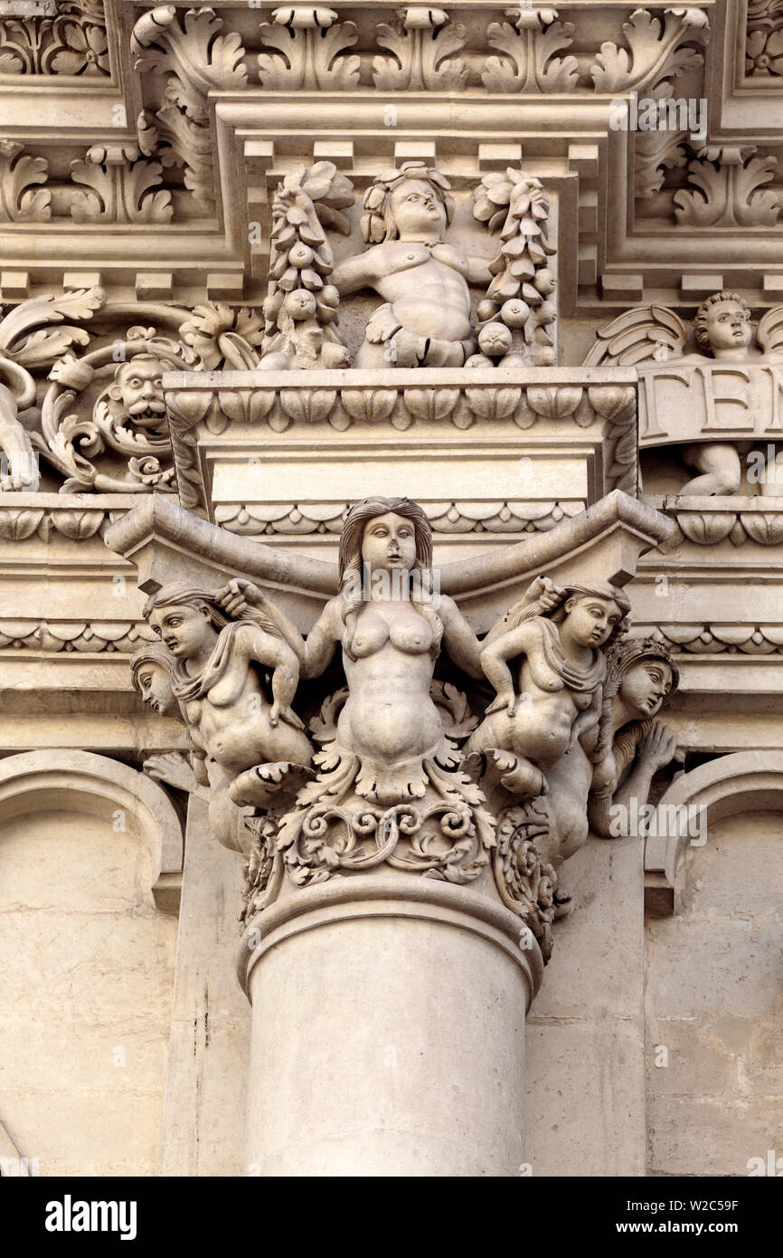 La escultura de la fachada de la Iglesia de la Santa Cruz (Chiesa di Santa Croce), Lecce, Puglia, Italia Foto de stock