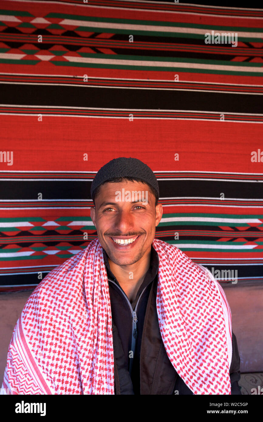 Hombre beduino, Wadi Rum, Jordania, Oriente Medio (MR) Foto de stock