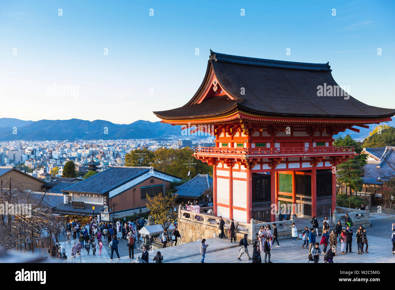 Japón, Kyoto, Distrito Higashiyama, el templo Kiyomizu-dera, el Deva gate Foto de stock