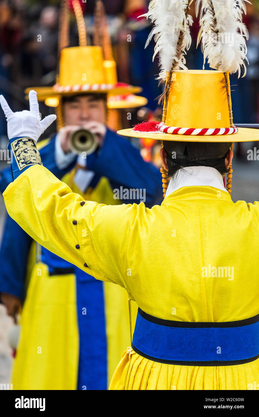 Ceremonia de cambio de guardia, el Palacio Deoksugung, Gwanghwamun, Seúl, Corea del Sur Foto de stock