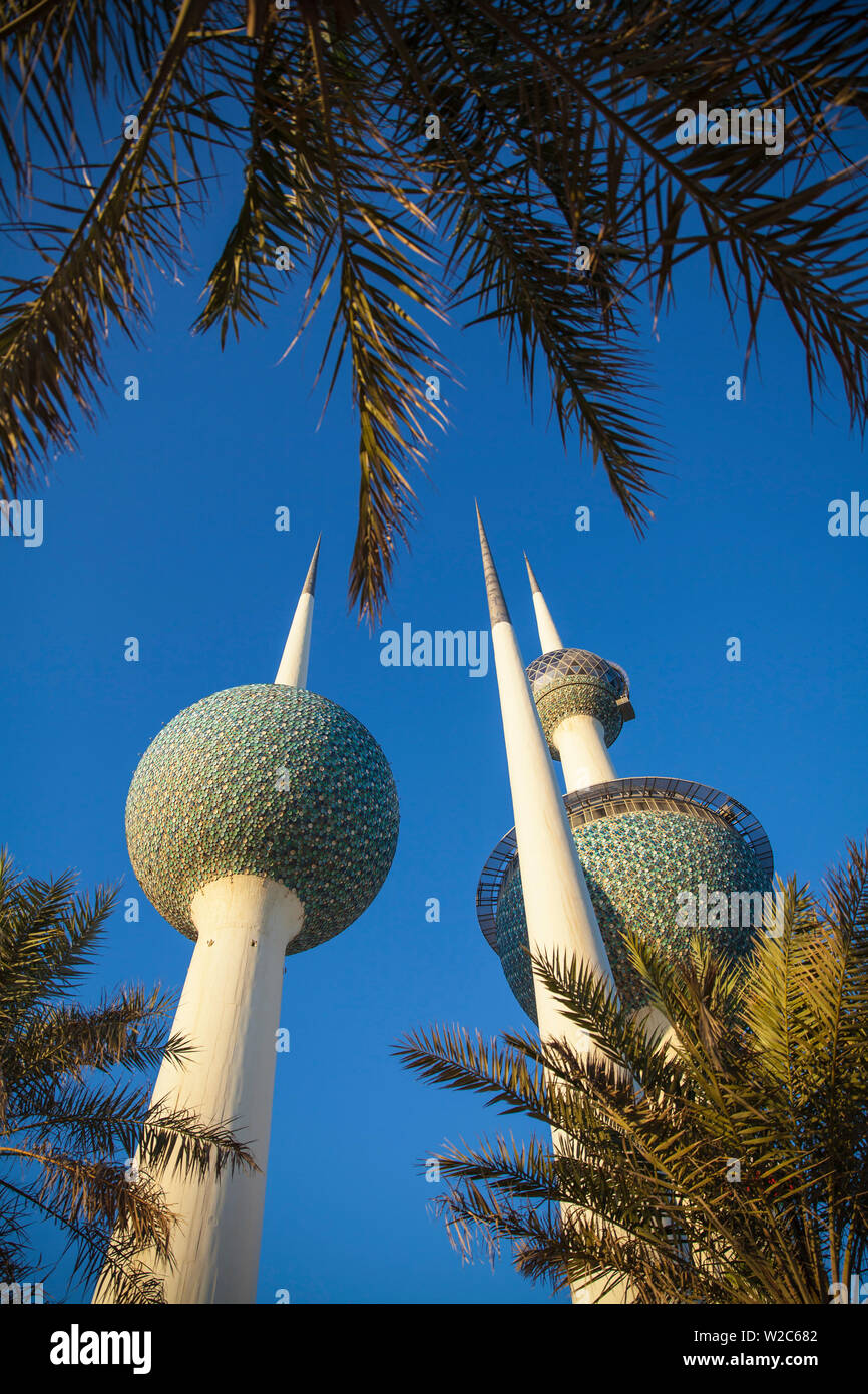 Kuwait, Kuwait City, Sharq, las torres de Kuwait en el Golfo Arábigo Street Foto de stock