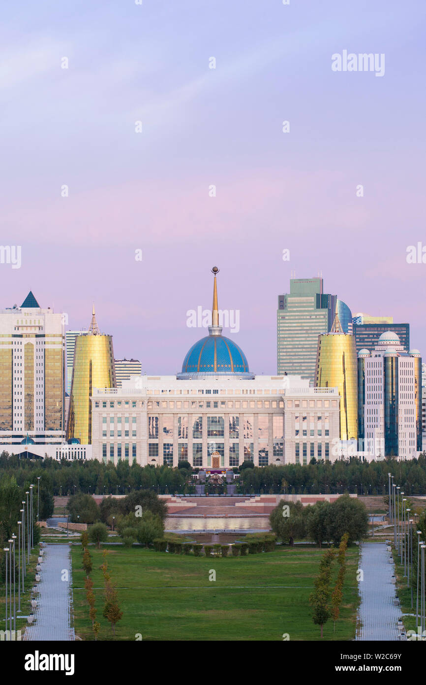 Asia central, Kazajstán, Astana, Ciudad y Ak Orda Palacio presidencial del Presidente Nursultan Nazarbayev Foto de stock