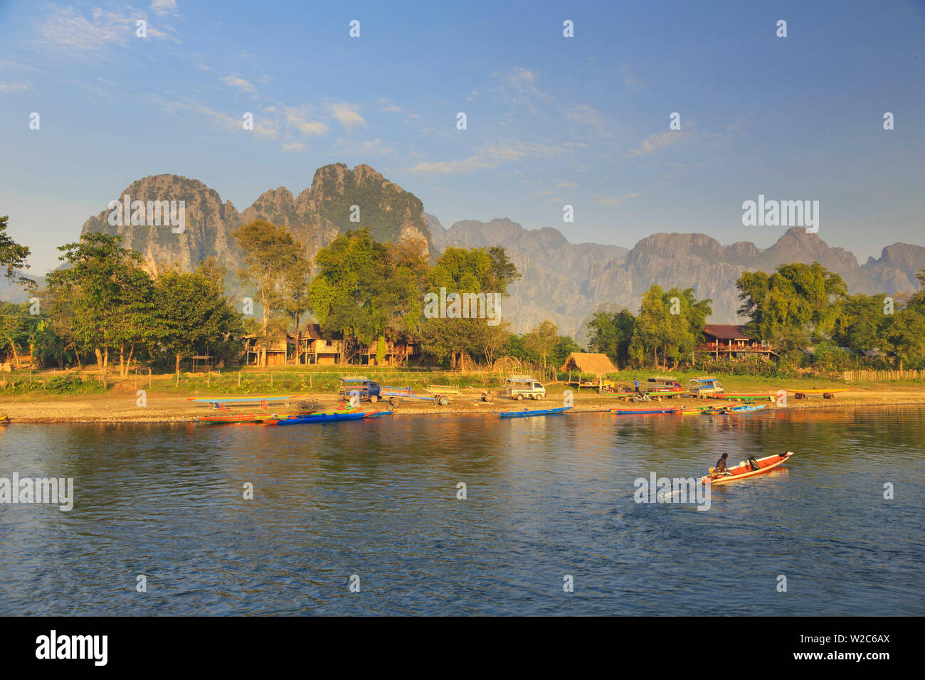 Laos, Vang Vieng. El río Nam Song y paisaje cárstico Foto de stock