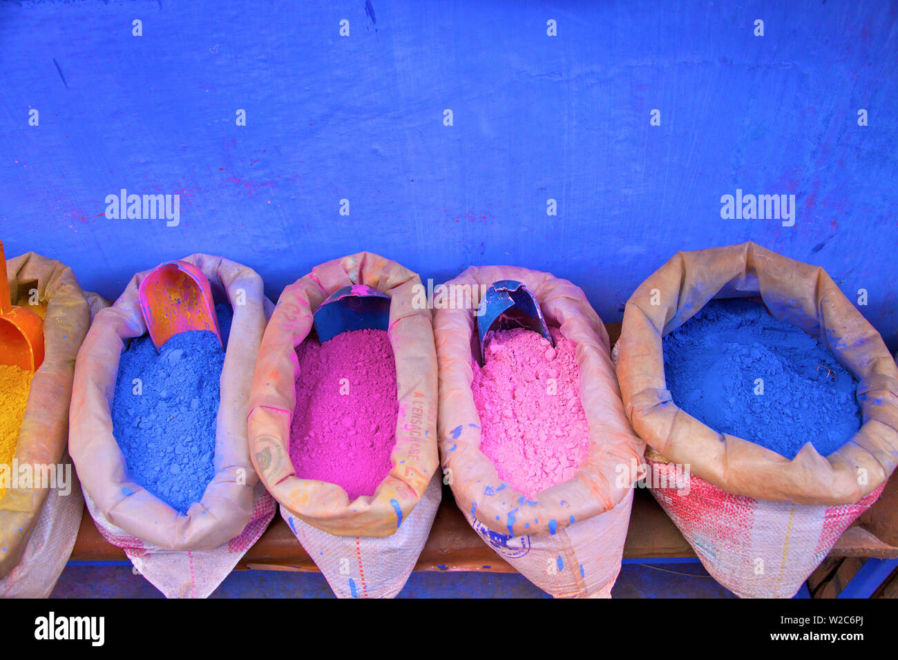 Bolsas de pigmento en polvo para hacer pintura, Chefchaouen, Marruecos Foto de stock
