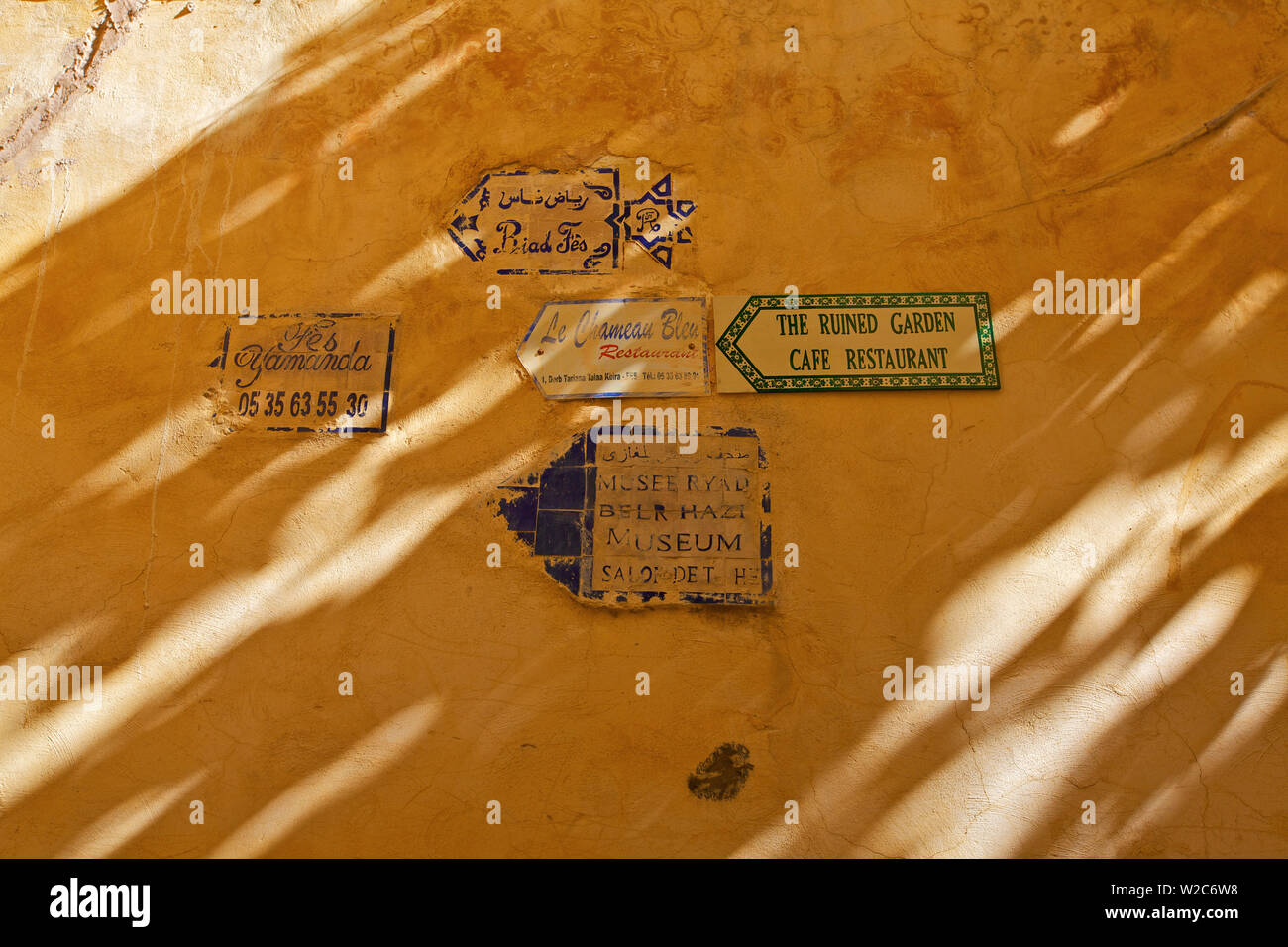 Letreros, Medina, Fez, Marruecos, Norte de África Foto de stock
