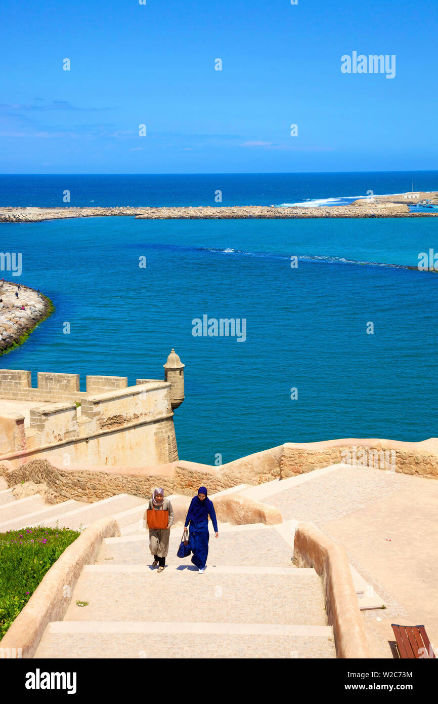 Dos personas de las murallas de la ciudad, Oudaia Kasbah, Rabat, Marruecos, Norte de África Foto de stock
