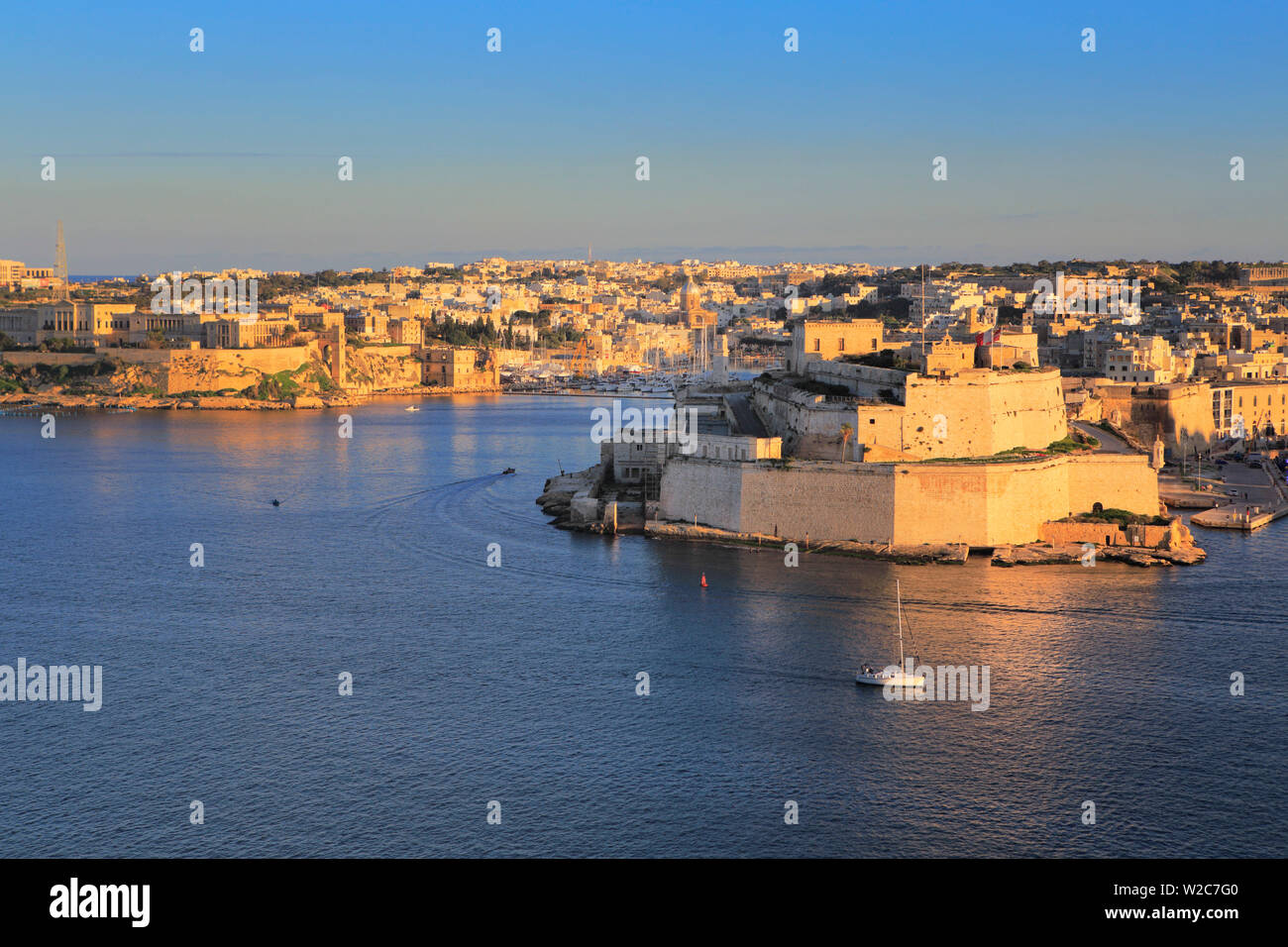 La Valletta, vista desde los jardines Barracca superior a Fort San Angelo, Malta Foto de stock