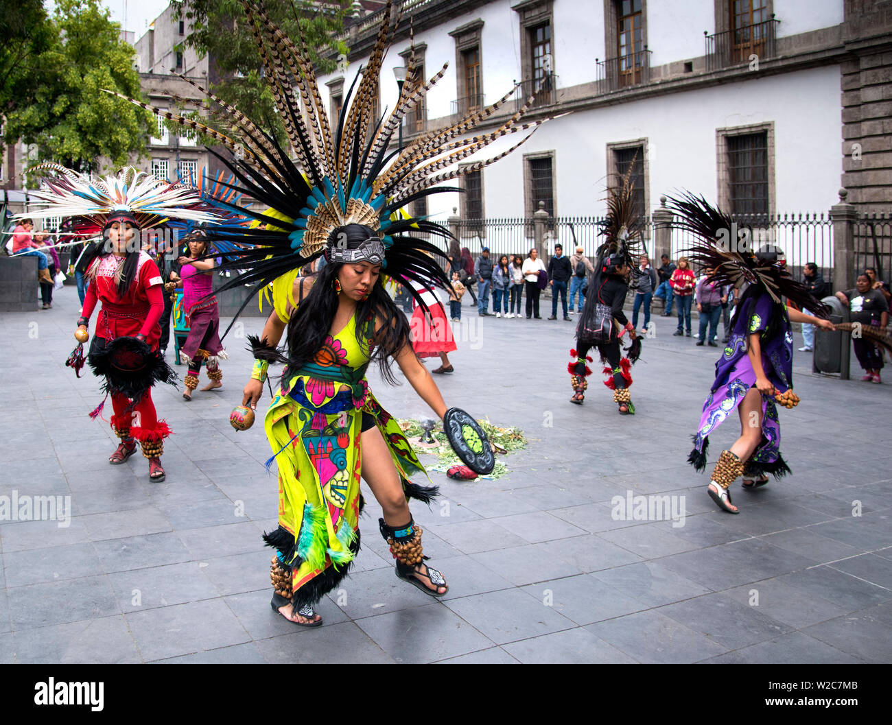 Traje azteca de mujer fotografías e imágenes de alta resolución - Alamy