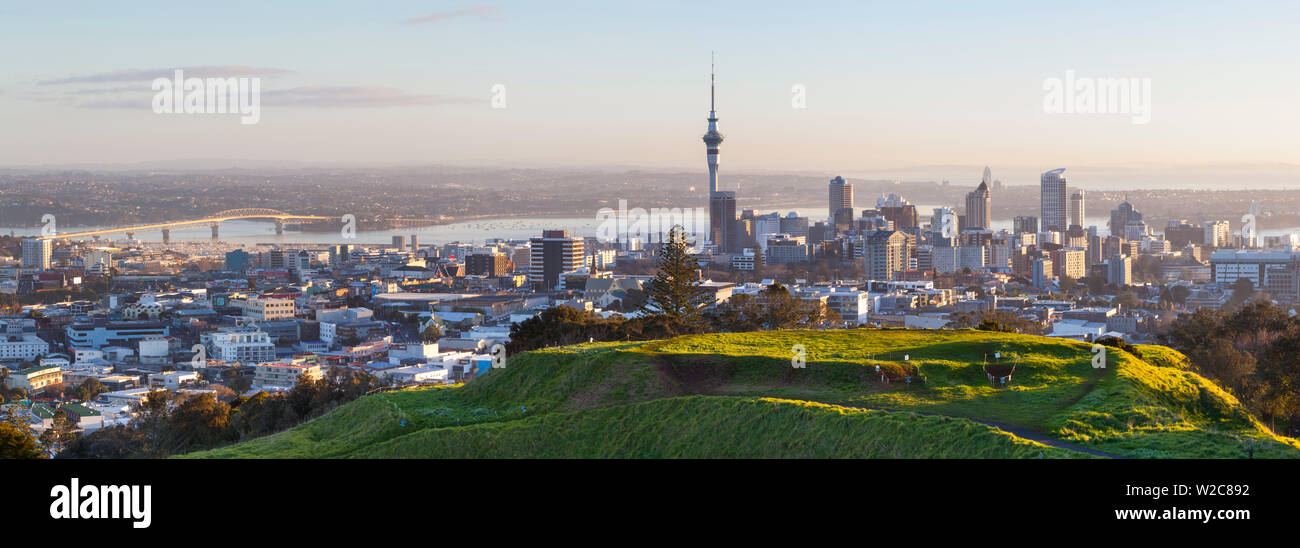 Mount Eden volanic cráter y del horizonte de la ciudad de Auckland, North Island, Nueva Zelanda, Oceanía Foto de stock