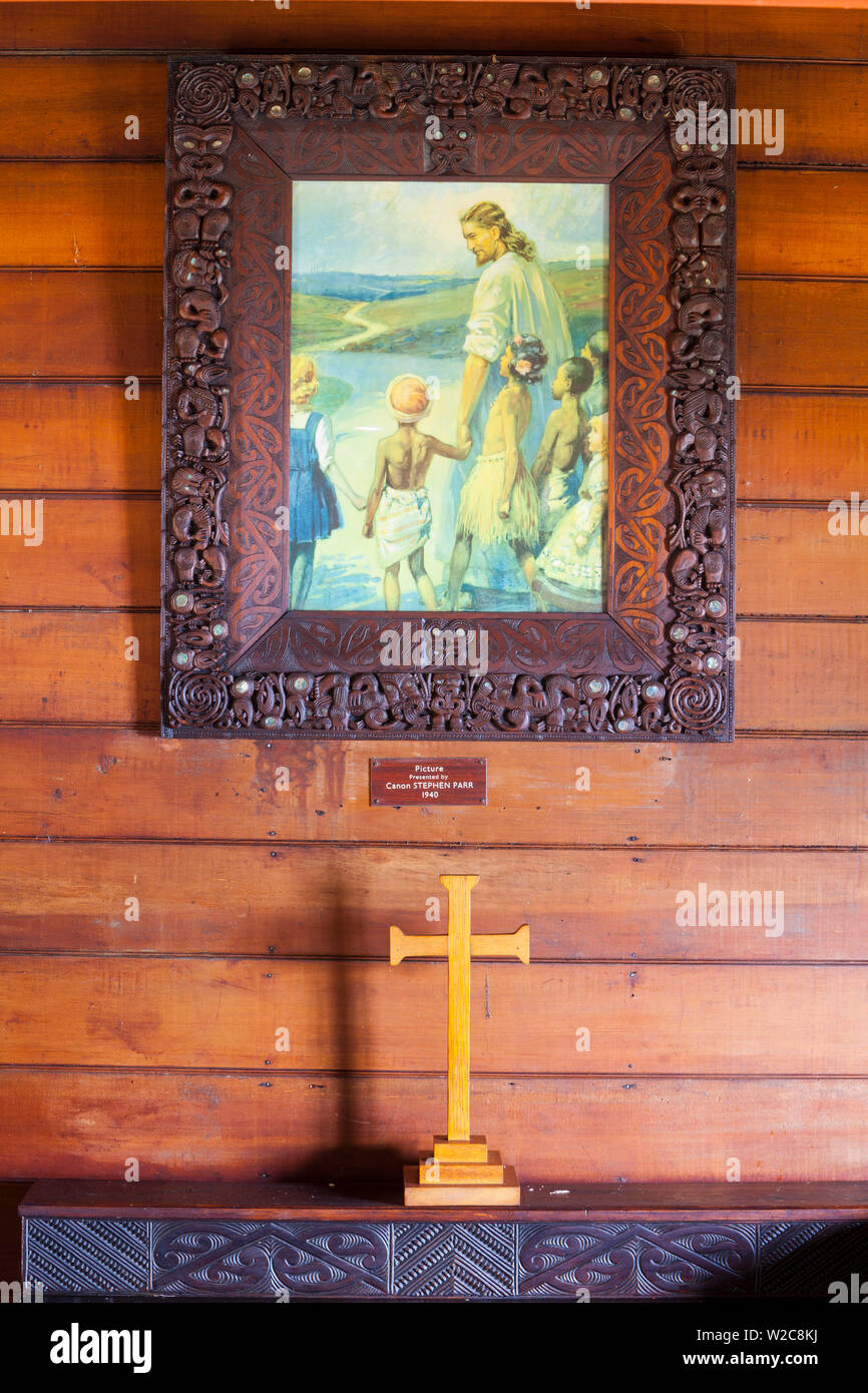 Elaboradamente esculpido pedazo Alter y picture frame, Onuku iglesia, Akaroa, bancos peninsulares, Canterbury, Isla del Sur, Nueva Zelanda Foto de stock