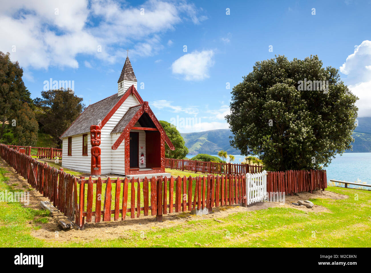 La pequeña y hermosa iglesia Onuku Akaroa, bancos peninsulares, Canterbury, Isla del Sur, Nueva Zelanda Foto de stock