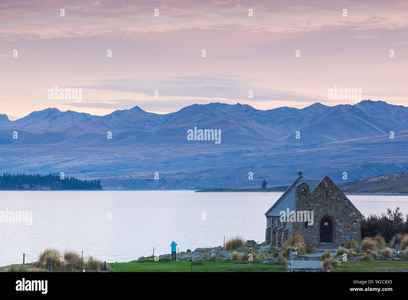 Nueva Zelanda, Isla del Sur, Canterbury, Lago Tekapo, Iglesia del Buen Pastor, niveles elevados de vista con el río Tekapo, dawn Foto de stock