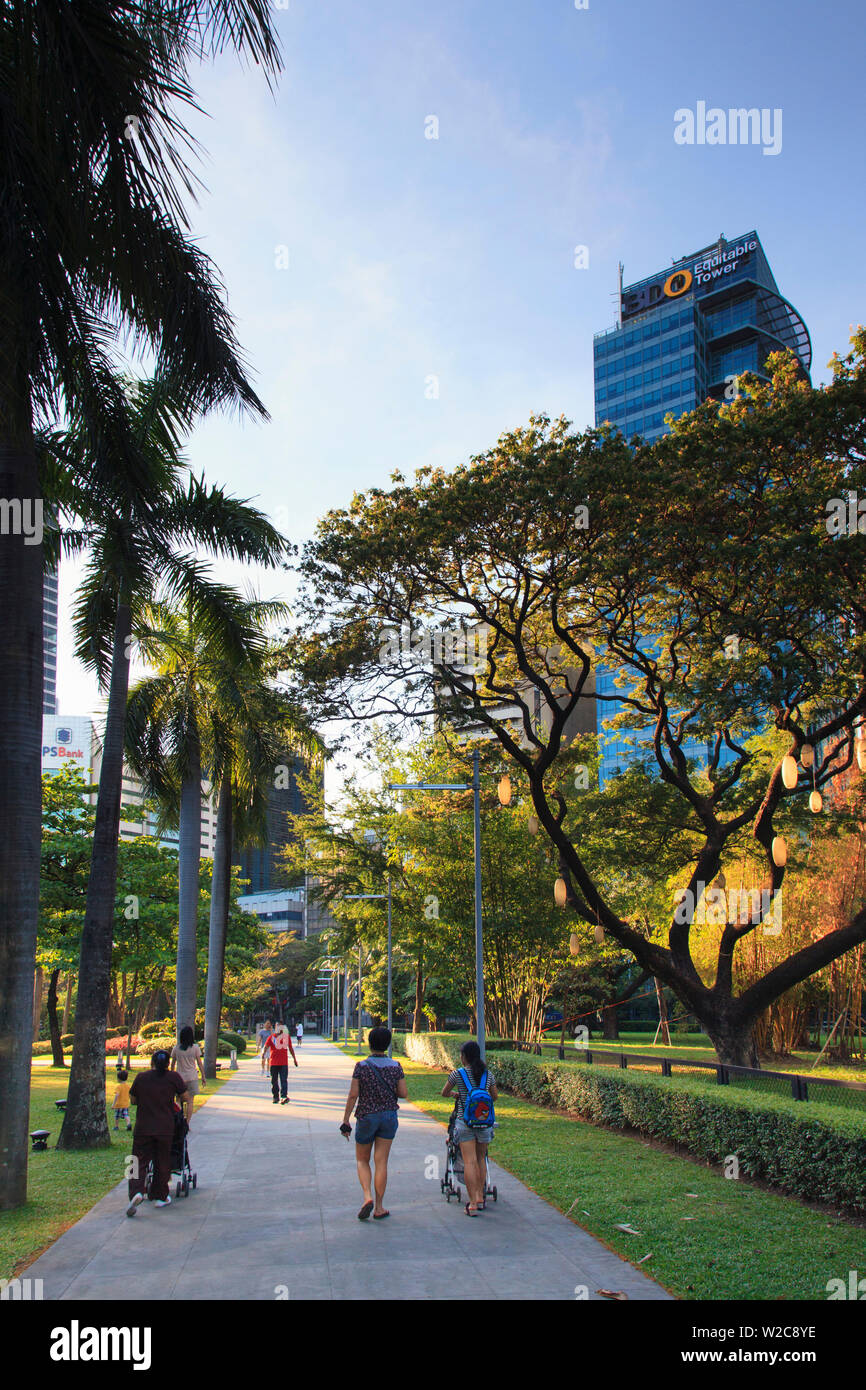 Filipinas, Manila, Makati, el distrito de negocios de Makati Avenue, Parque Foto de stock