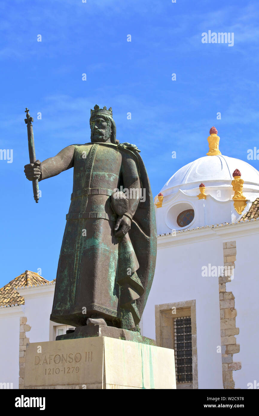 Estatua de Alfonso lll enfrente del Museo Arqueológico y el monasterio de Nossa, Faro, Algarve Oriental, Algarve, Portugal, Europa Foto de stock