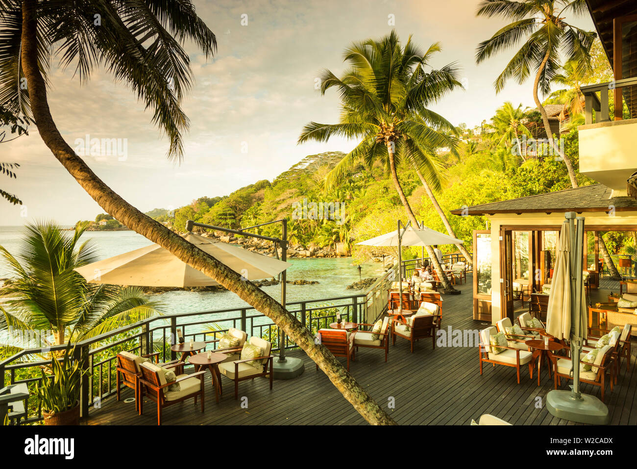 La terraza del restaurante del hotel Hilton Northolme Resort, Mahé, Seychelles Foto de stock
