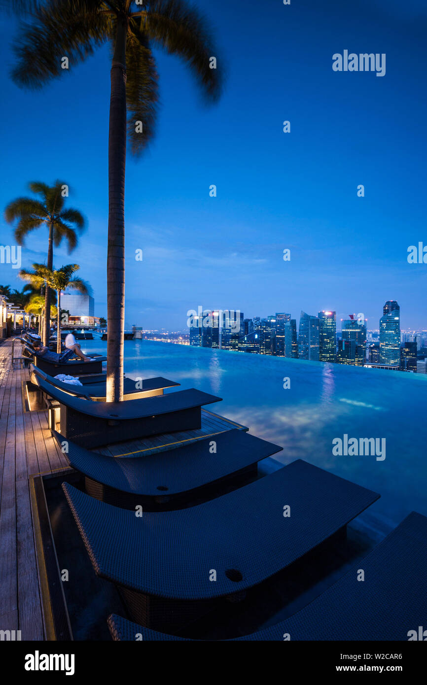 Singapur, Marina Bay Sands Hotel, piscina en la azotea, dawn Foto de stock