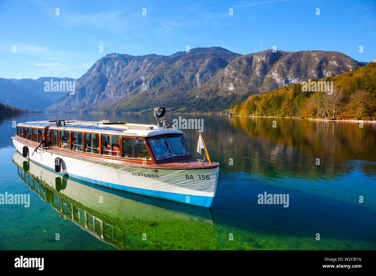 Ferry en el idílico lago de Bohinj, el Parque Nacional de Triglav, en Eslovenia Foto de stock
