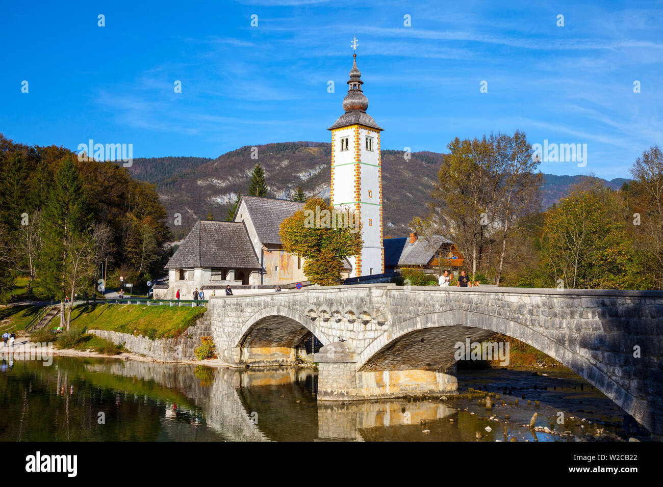Lago de Bohinj y la iglesia de San Juan Bautista, el Parque Nacional de Triglav, en Eslovenia Foto de stock