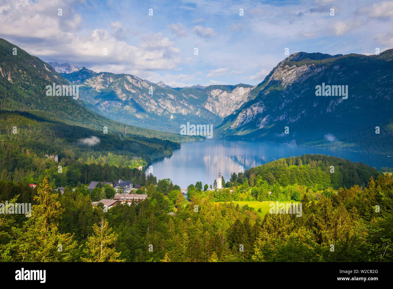 Vistas elevadas idílico lago de Bohinj y la iglesia de San Juan Bautista, el Parque Nacional de Triglav, en Eslovenia Foto de stock