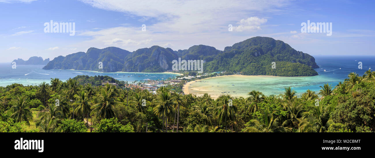 Tailandia, la provincia de Krabi, Koh Phi Phi Don Isla, vista de Ao Ton Sai y ao Lo Dalam playas Foto de stock