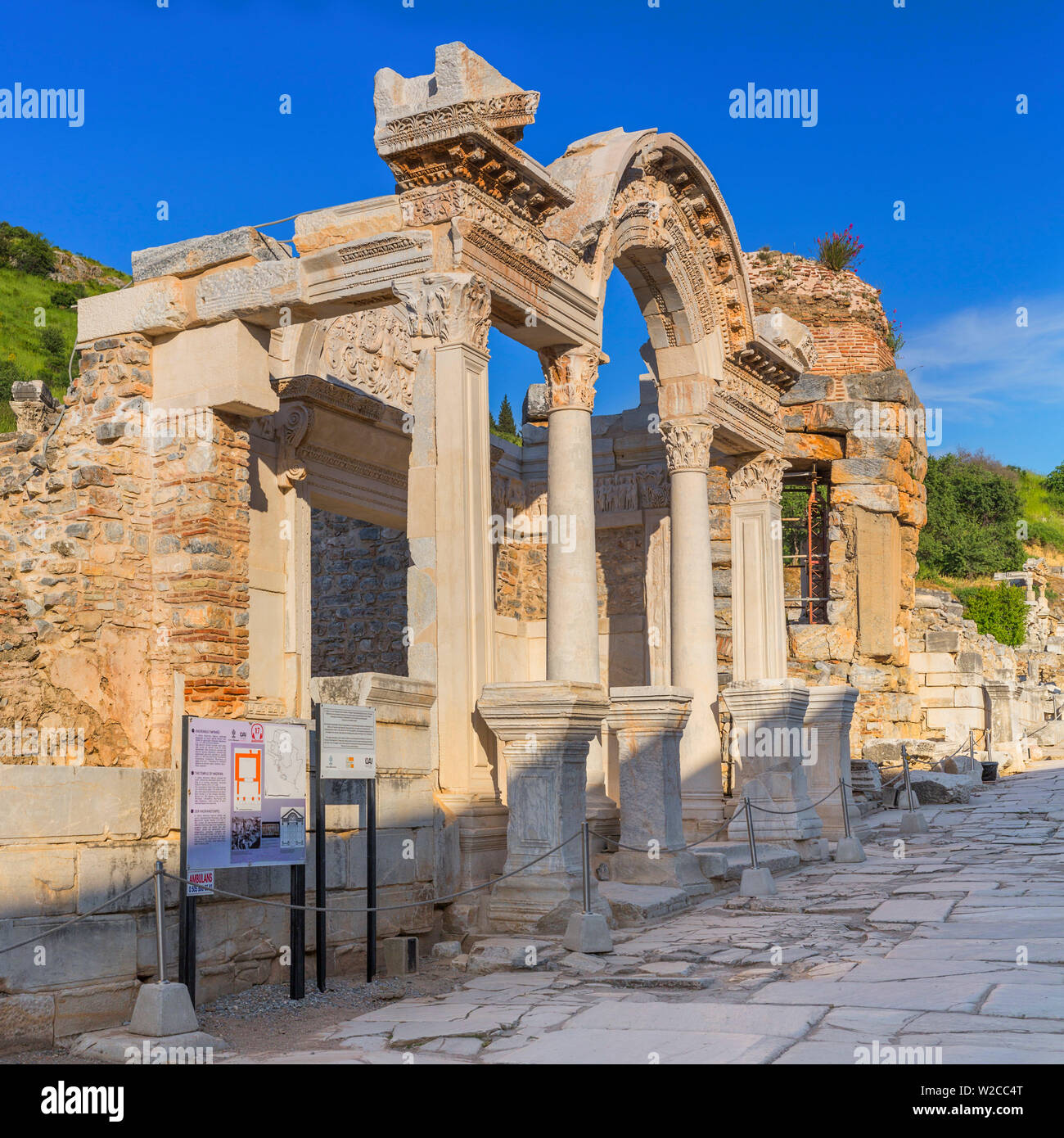 Templo de Adriano, las ruinas del Antiguo Ephesus, Selcuk, Izmir, Turquía Provincia Foto de stock