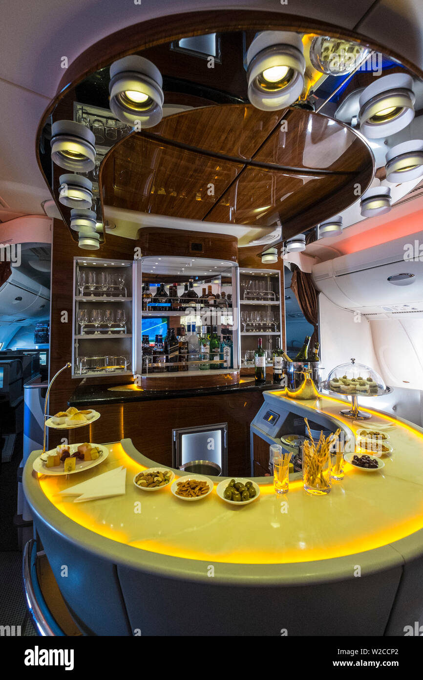 Bar del negocio y Salón de primera clase en el avión A380 de Emirates Foto de stock