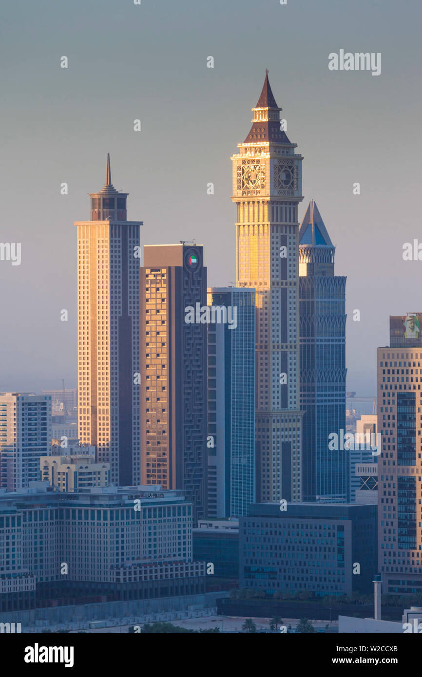 Dubai, Emiratos Árabes Unidos, el centro de Dubai, niveles elevados de la vista de los rascacielos de Sheikh Zayed Road, en el centro de la ciudad, el anochecer Foto de stock