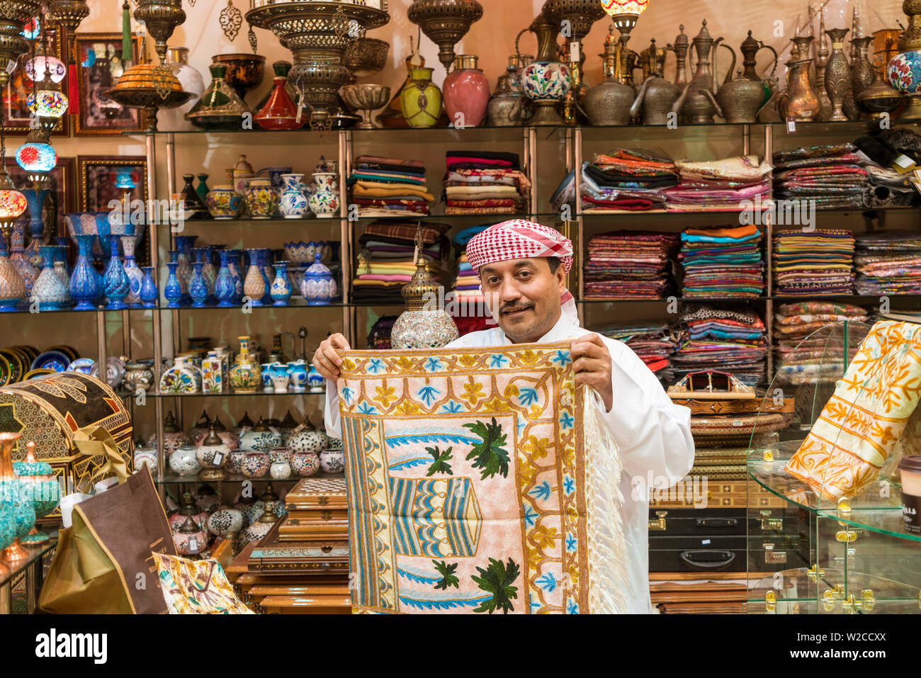 El vendedor, una tienda de souvenirs, tienda, Dubai, ir de compras, el centro comercial, el Burj Khalifa, complejo, Dubai, Emiratos Árabes Unidos, Estados Árabes, Emirates Foto de stock