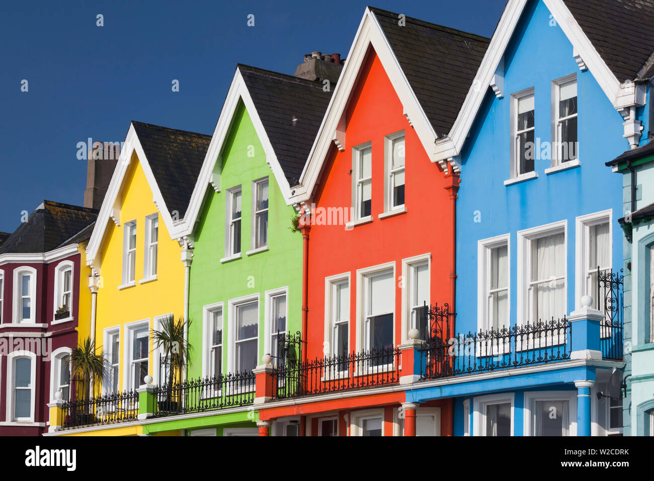 Reino Unido, Irlanda del Norte, en el Condado de Antrim, Whitehead, coloridas casas Foto de stock