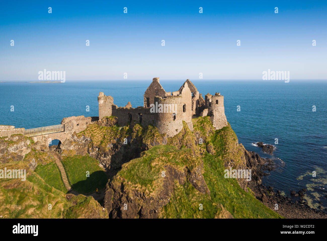 Reino Unido, Irlanda del Norte, en el Condado de Antrim, Bushmills, las ruinas del Castillo de Dunluce Foto de stock