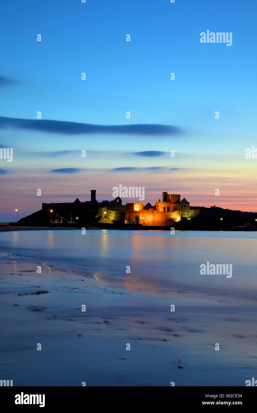 El castillo de Peel al anochecer, St. Patrick's Isle, Isla de Man Foto de stock
