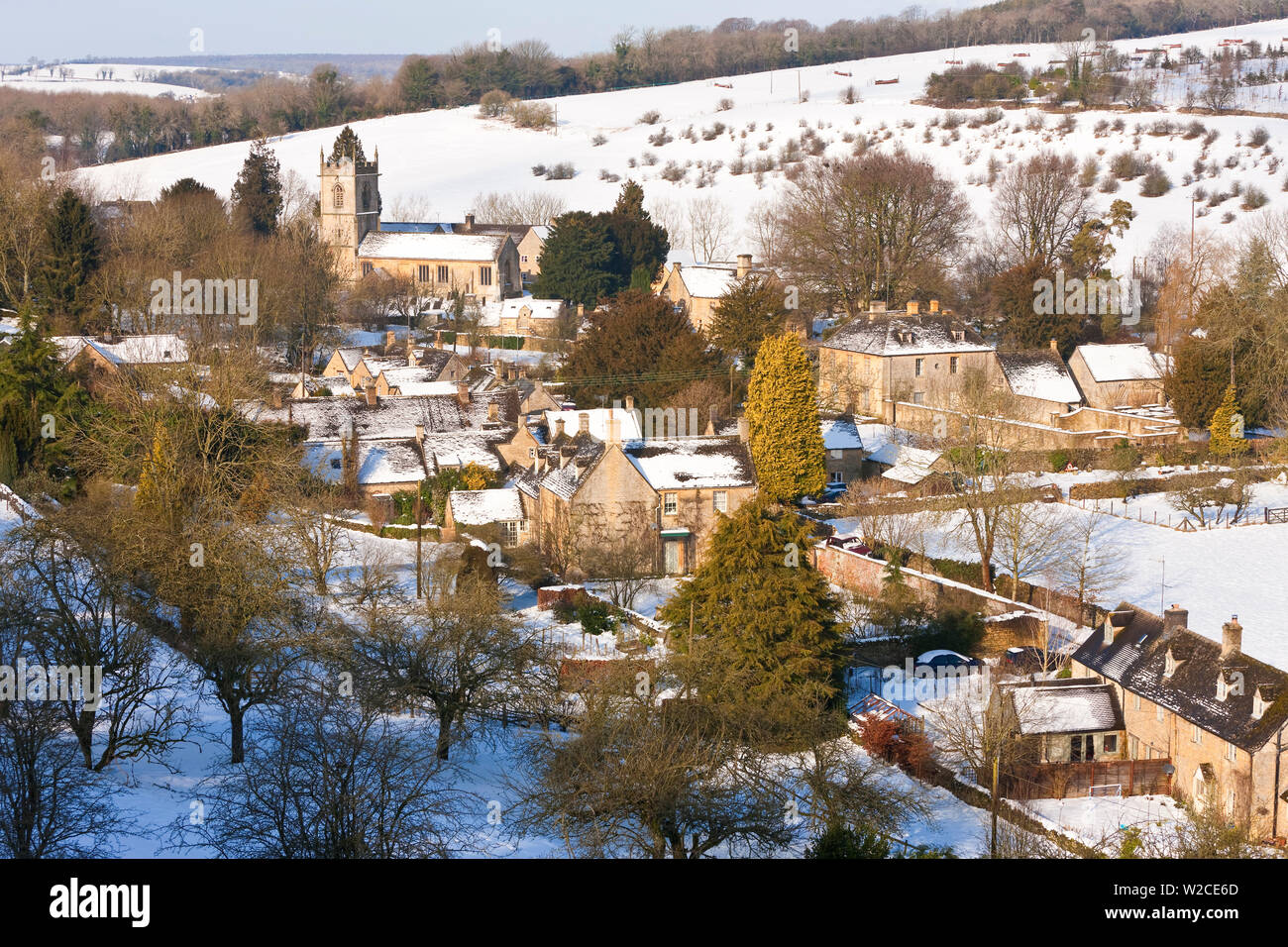 Naunton village en la nieve, nr Stow en la Wold, Gloucestershire, Reino Unido Foto de stock