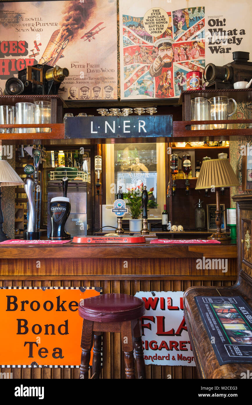 Reino Unido, Chester, Cheshire, Inglaterra, el Albion Inn, un pub victoriano calle esquina dedicada a la Primera Guerra Mundial Foto de stock