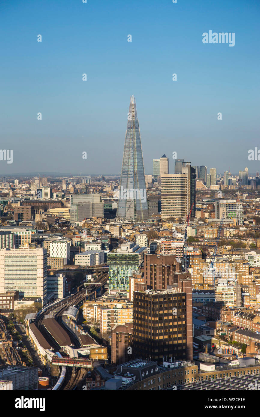 El Shard y la ciudad de Londres, Inglaterra, Reino Unido. Foto de stock