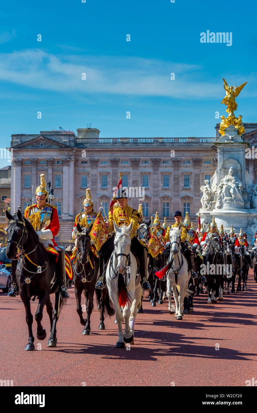 Reino Unido, Inglaterra, Londres, The Mall, el Palacio de Buckingham, cambio de guardia Foto de stock