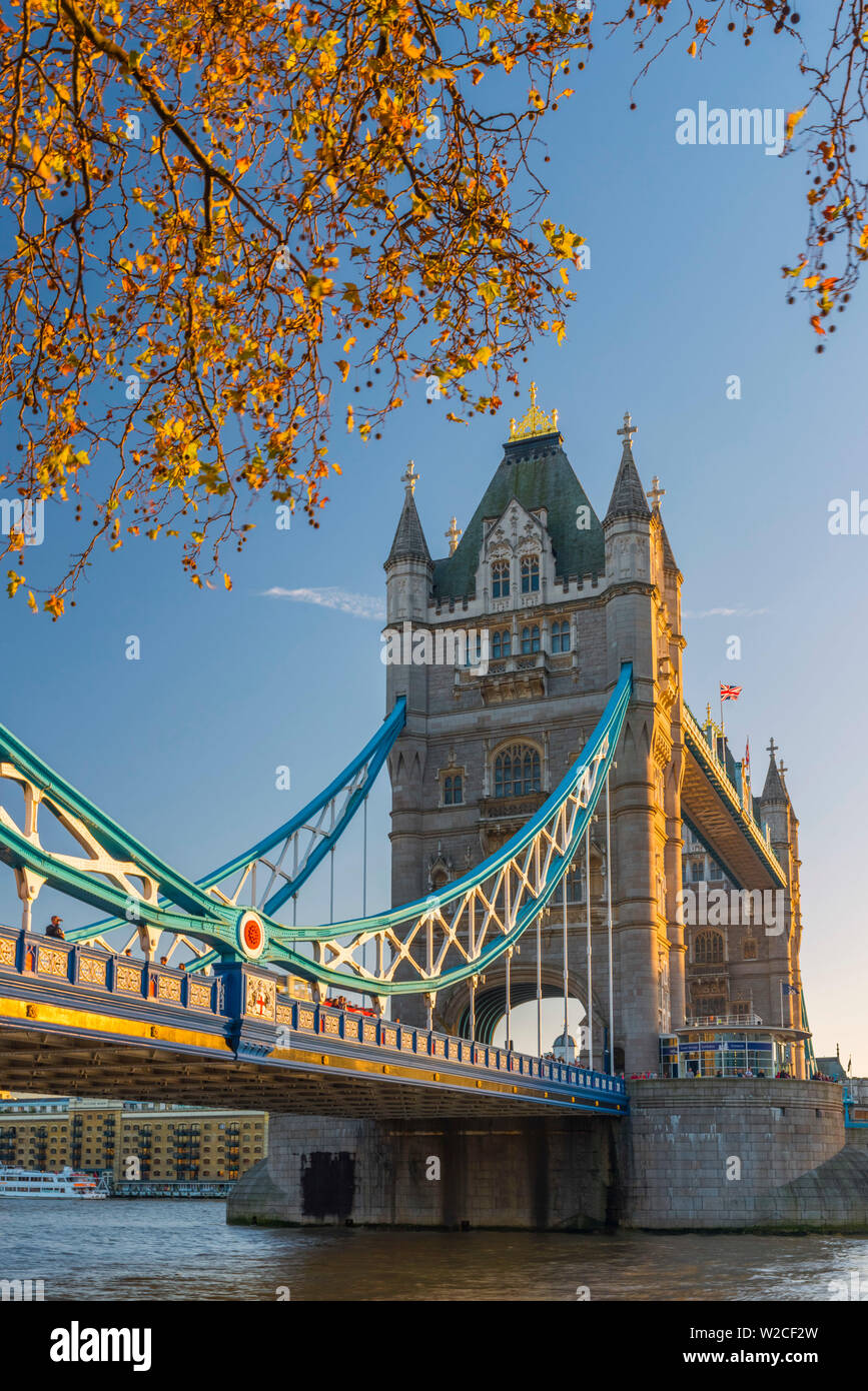 Reino Unido, Inglaterra, Londres, Tower Bridge sobre el río Támesis Foto de stock