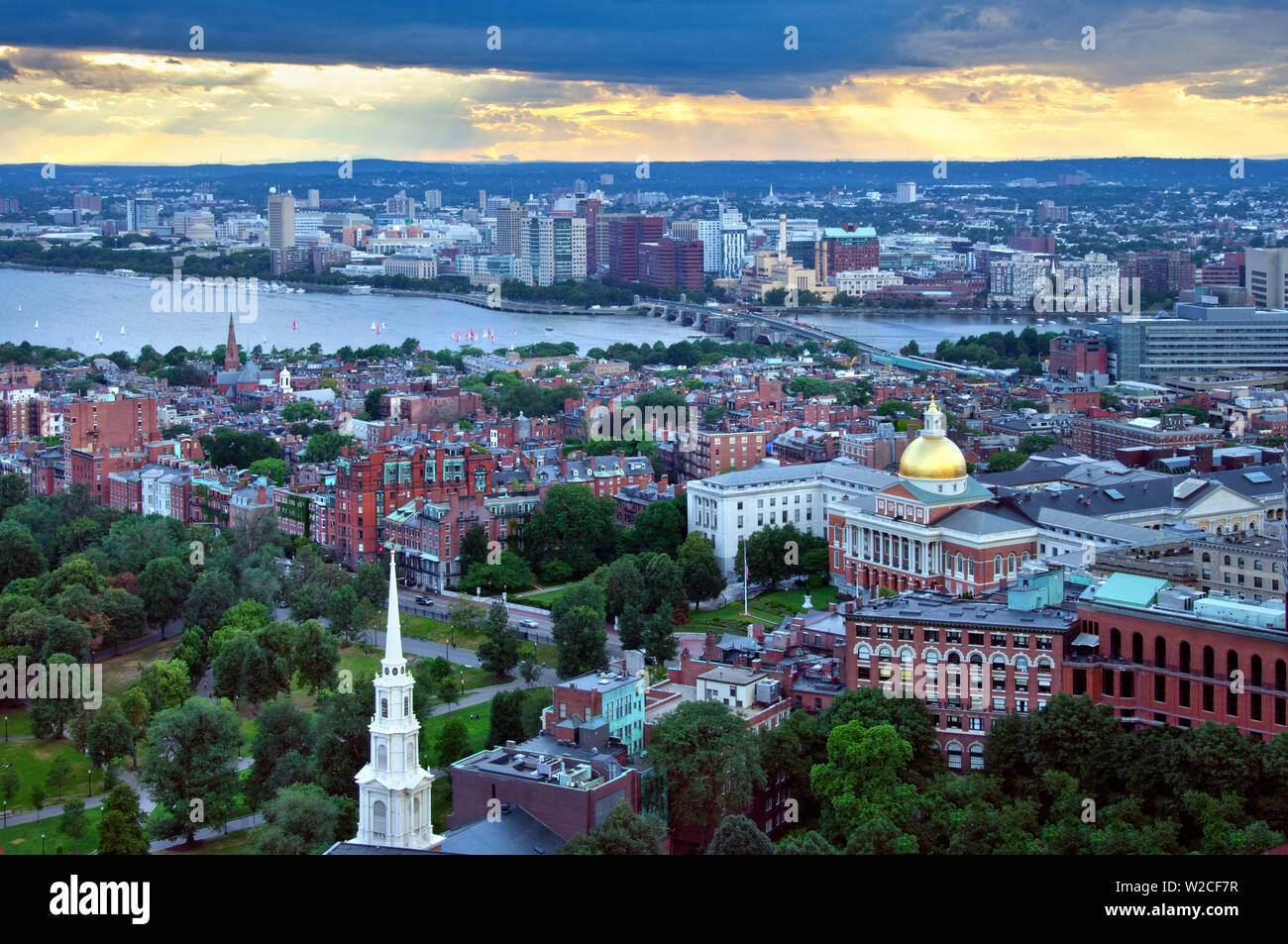 , Boston, Massachusetts State House, Cambridge, Charles River, Old South Meeting House Steeple Foto de stock