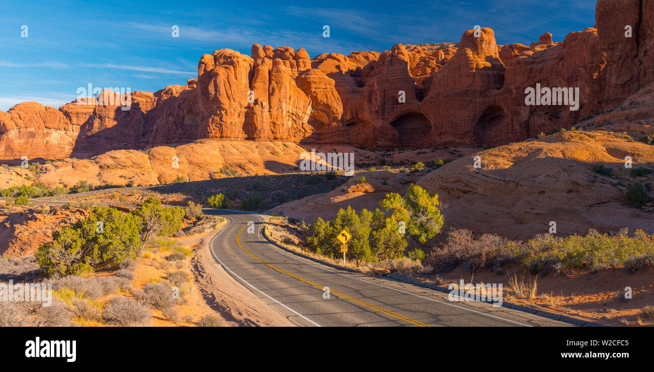 Ee.Uu., el Parque Nacional de Arches, en Utah, la carretera de Windows Foto de stock
