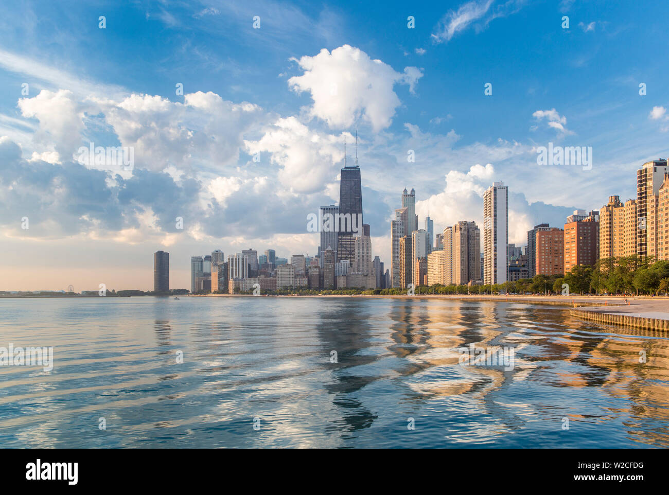 Chicago, Illinois, EE.UU., el perfil de la ciudad y al lago Michigan. Foto de stock