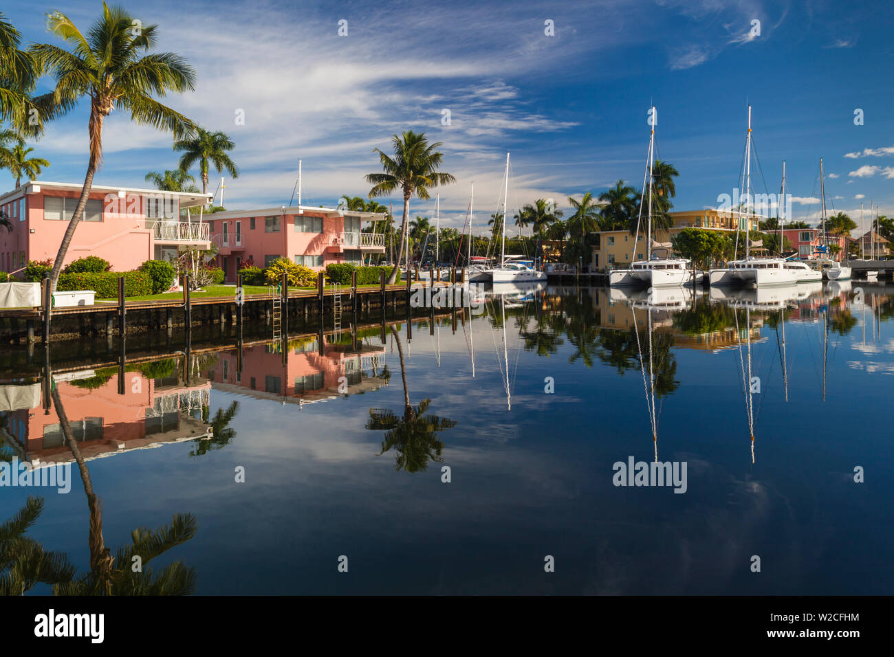 Ee.Uu., Florida, Fort Lauderdale, yates junto al canal fuera de Las Olas Boulevard Foto de stock