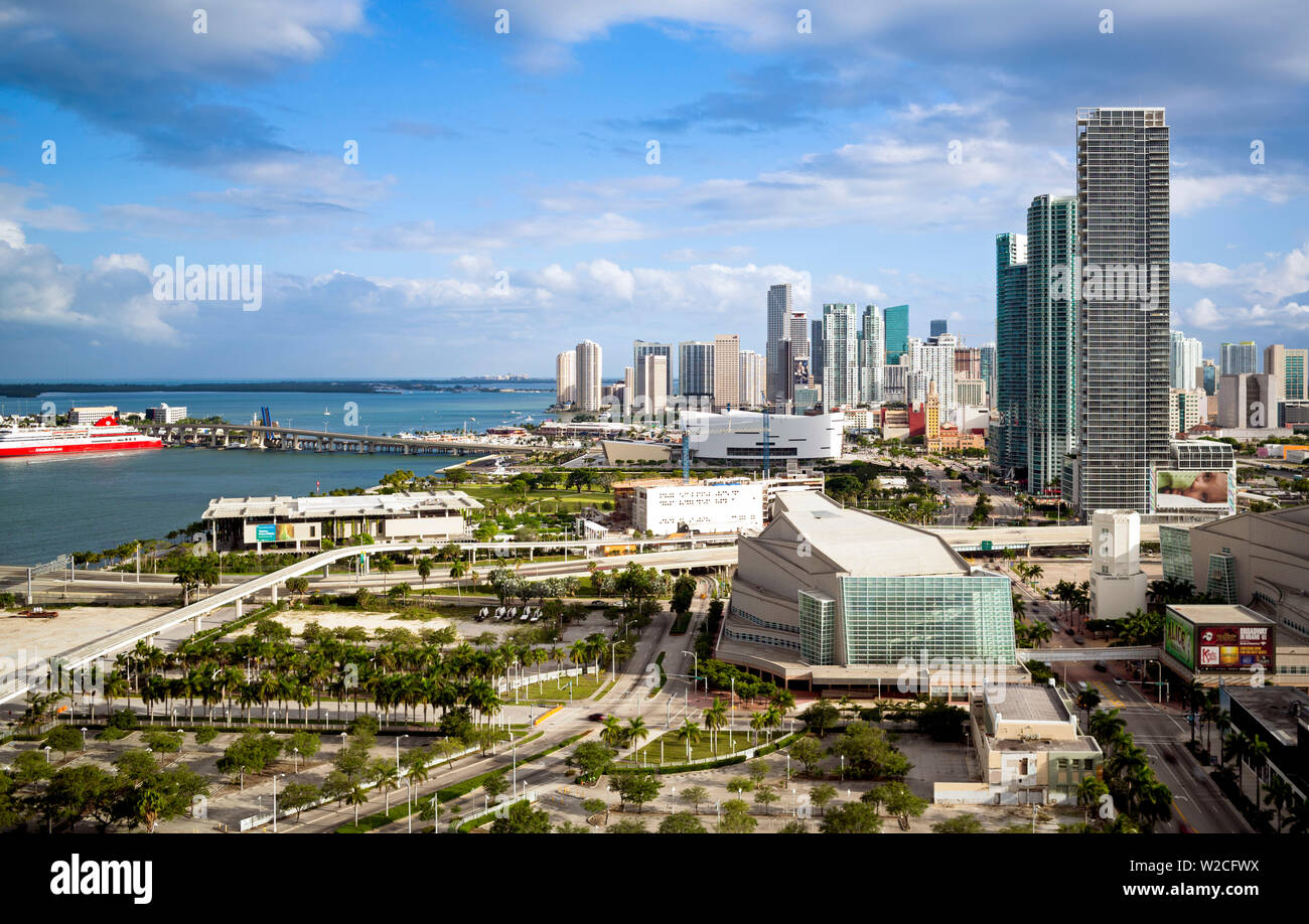Ver elevados a lo largo de Biscayne Boulevard y del horizonte de Miami, Florida, USA. Foto de stock