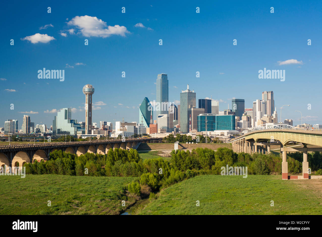 Puente de la autopista a través de la planicie aluvial del río de Dallas, y el horizonte de la zona centro de la ciudad, Dallas, Texas, EE.UU. Foto de stock