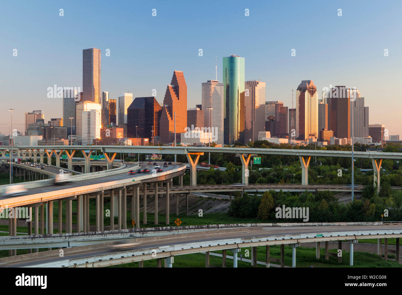 El perfil de la ciudad y de la autopista interestatal, Houston, Texas, EE.UU. Foto de stock