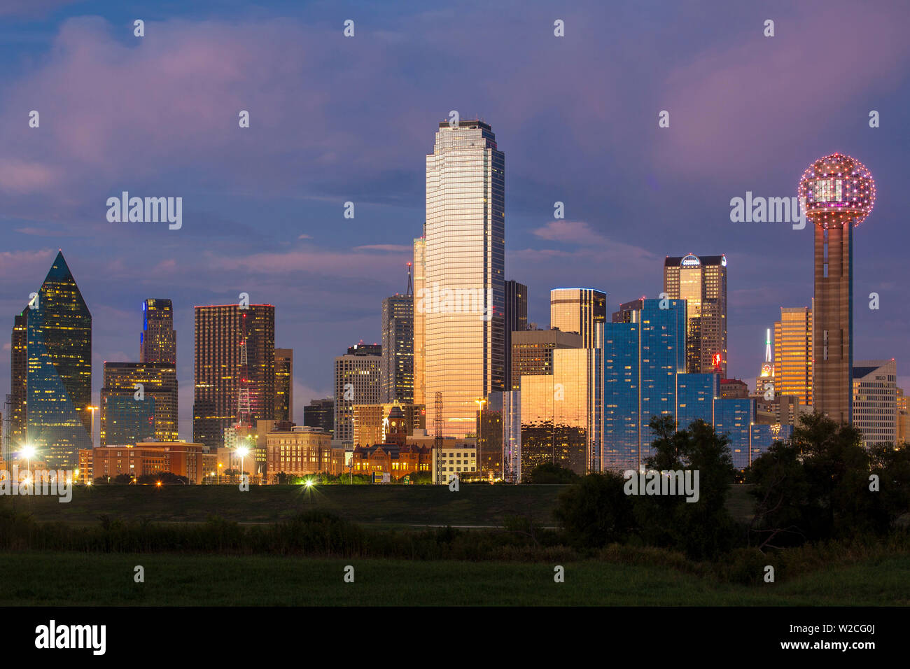 El horizonte de la ciudad de Dallas y el Reunion Tower, Texas, EE.UU. Foto de stock