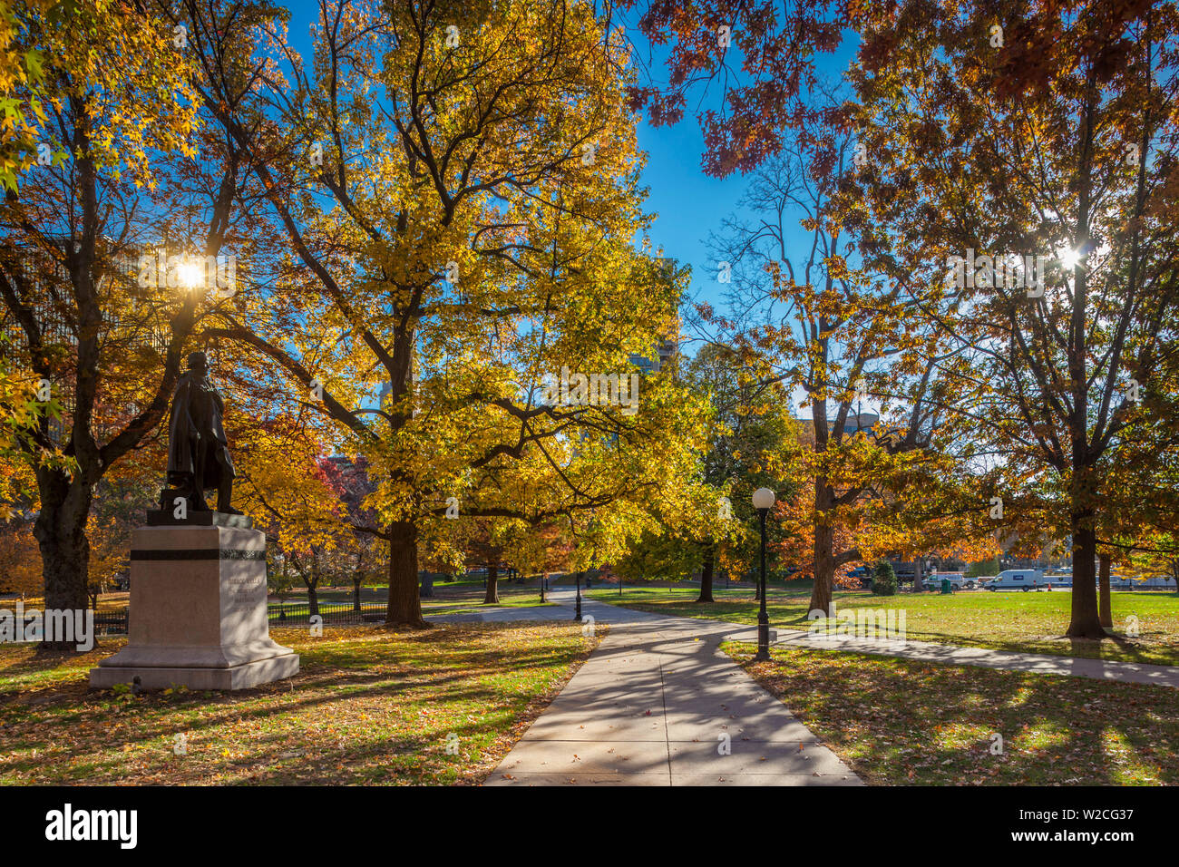 Hartford, Connecticut, EE.UU., el Parque Bushnell, otoño, sttue de Horace Wells, descubridor de la anestesia en 1844 Foto de stock