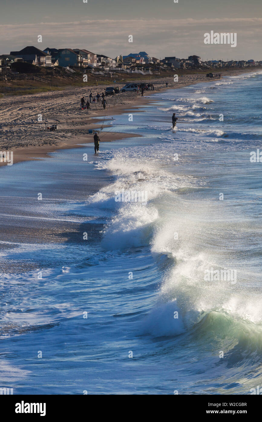 Ee.Uu., Carolina del Norte, Atlántico, Playa Vista elevada de pesca de surf Foto de stock