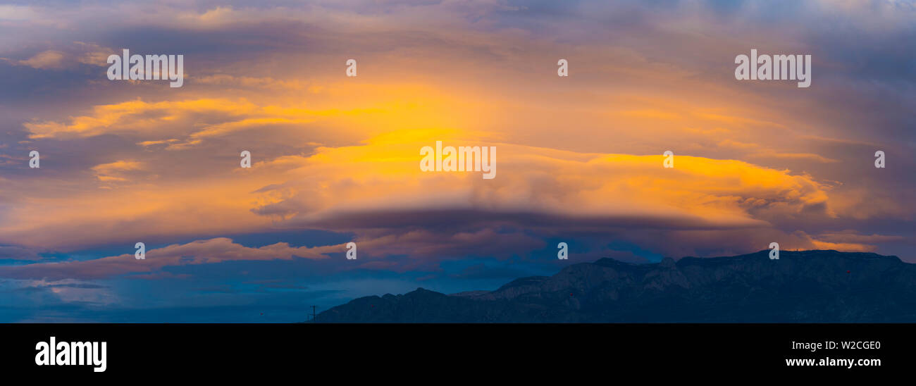 Ee.Uu., Nuevo México, en Albuquerque, Montañas Sandia y Nube lenticular Foto de stock